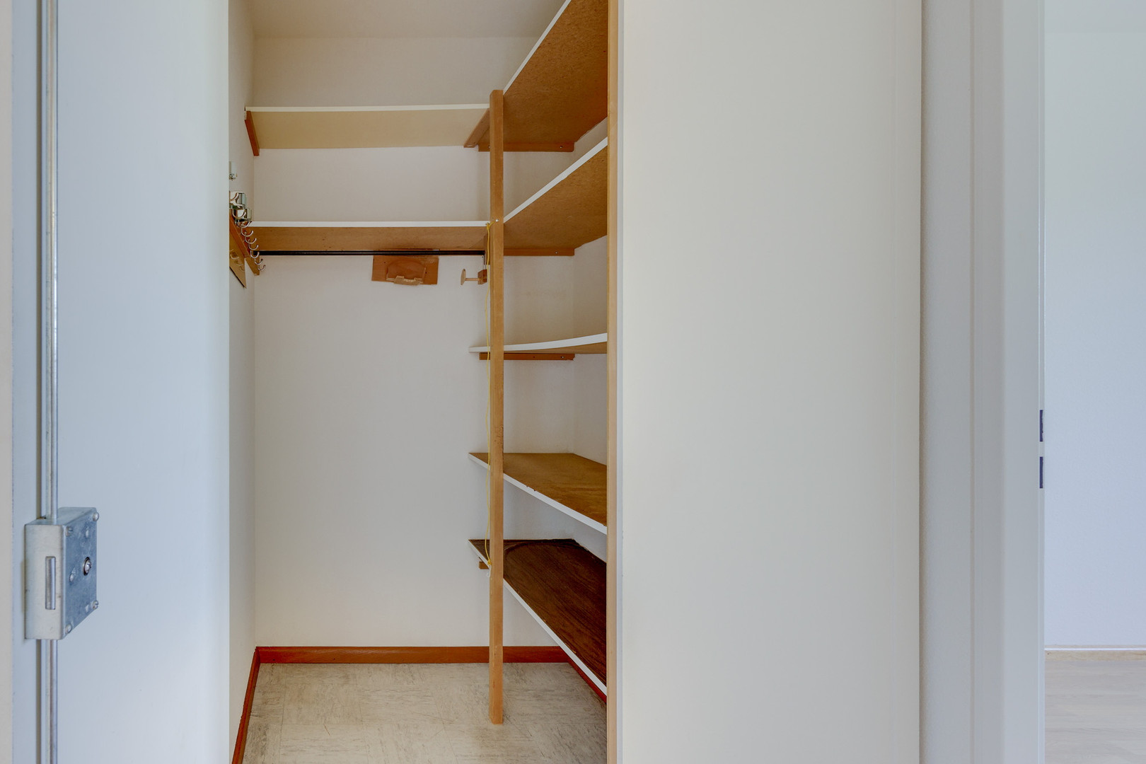 Begehbarer Kleiderschrank mit offenen Regalen