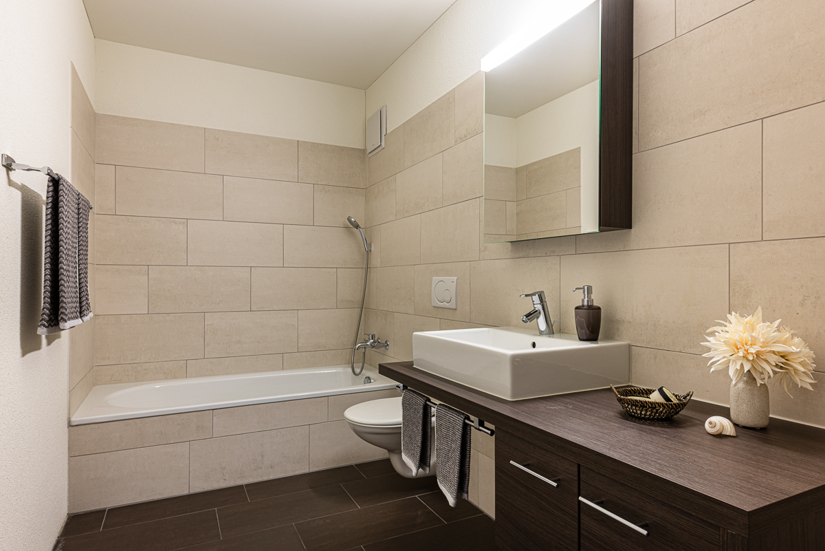 Modernes Badezimmer mit Badewanne und Waschtisch