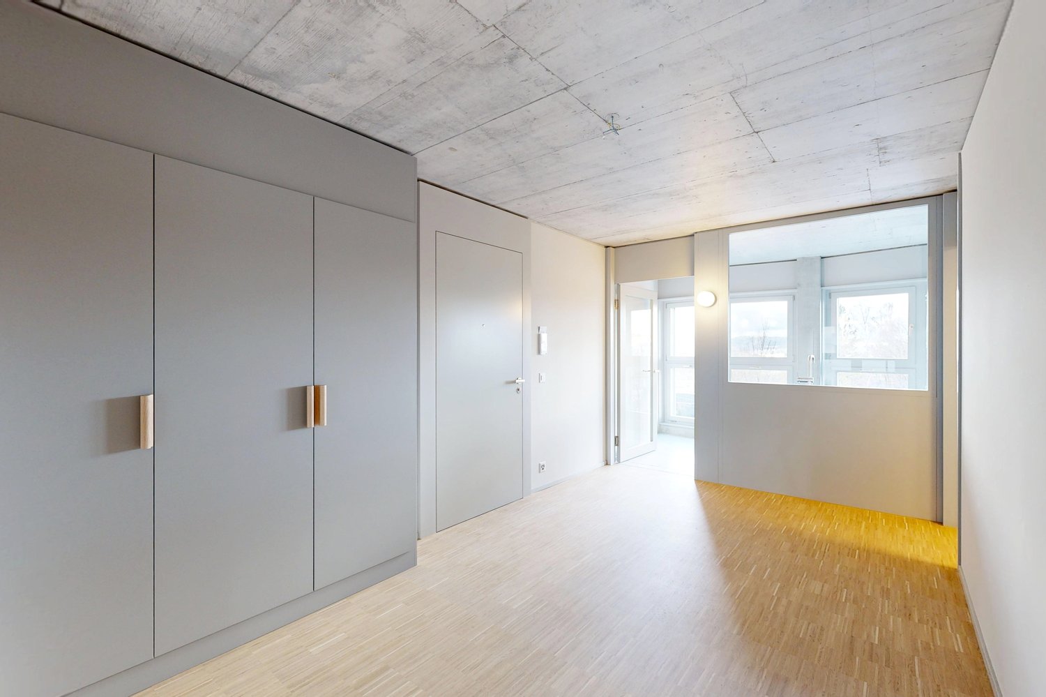 Heller Flur mit Einbauschrank und Blick in einen angrenzenden Raum