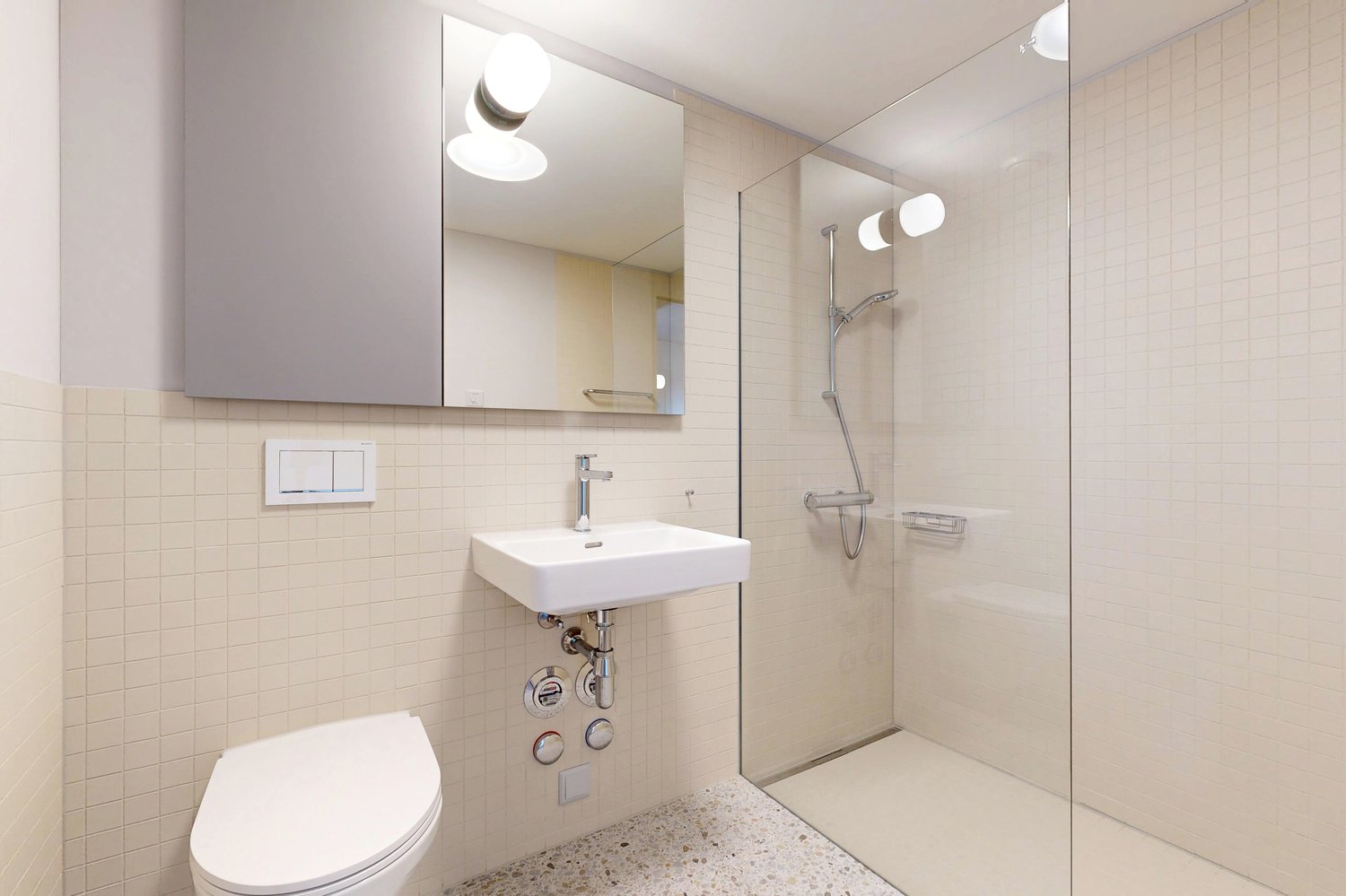 Modernes Badezimmer mit Dusche und WC