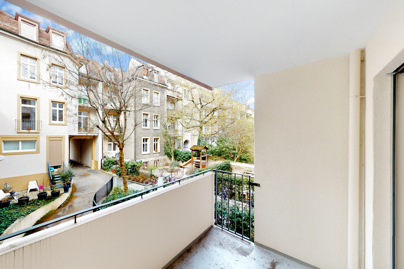Balkon mit Blick in den Innenhof