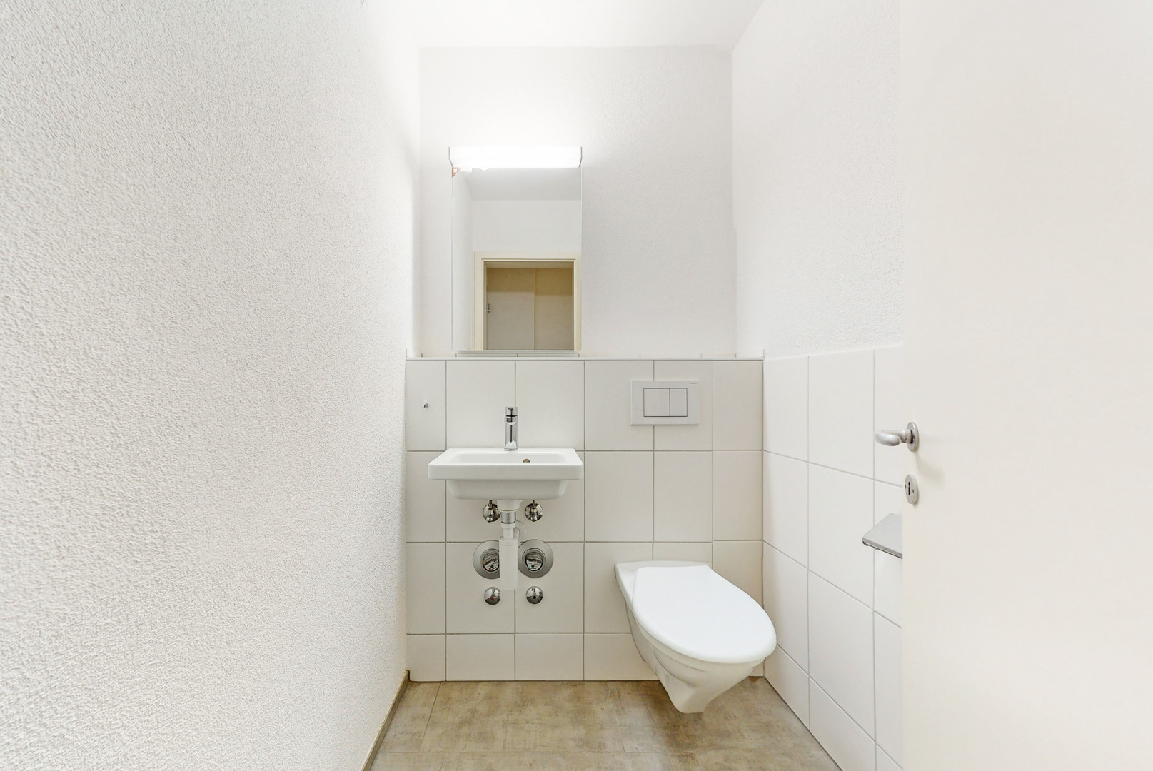 Gäste-WC mit wandhängendem WC