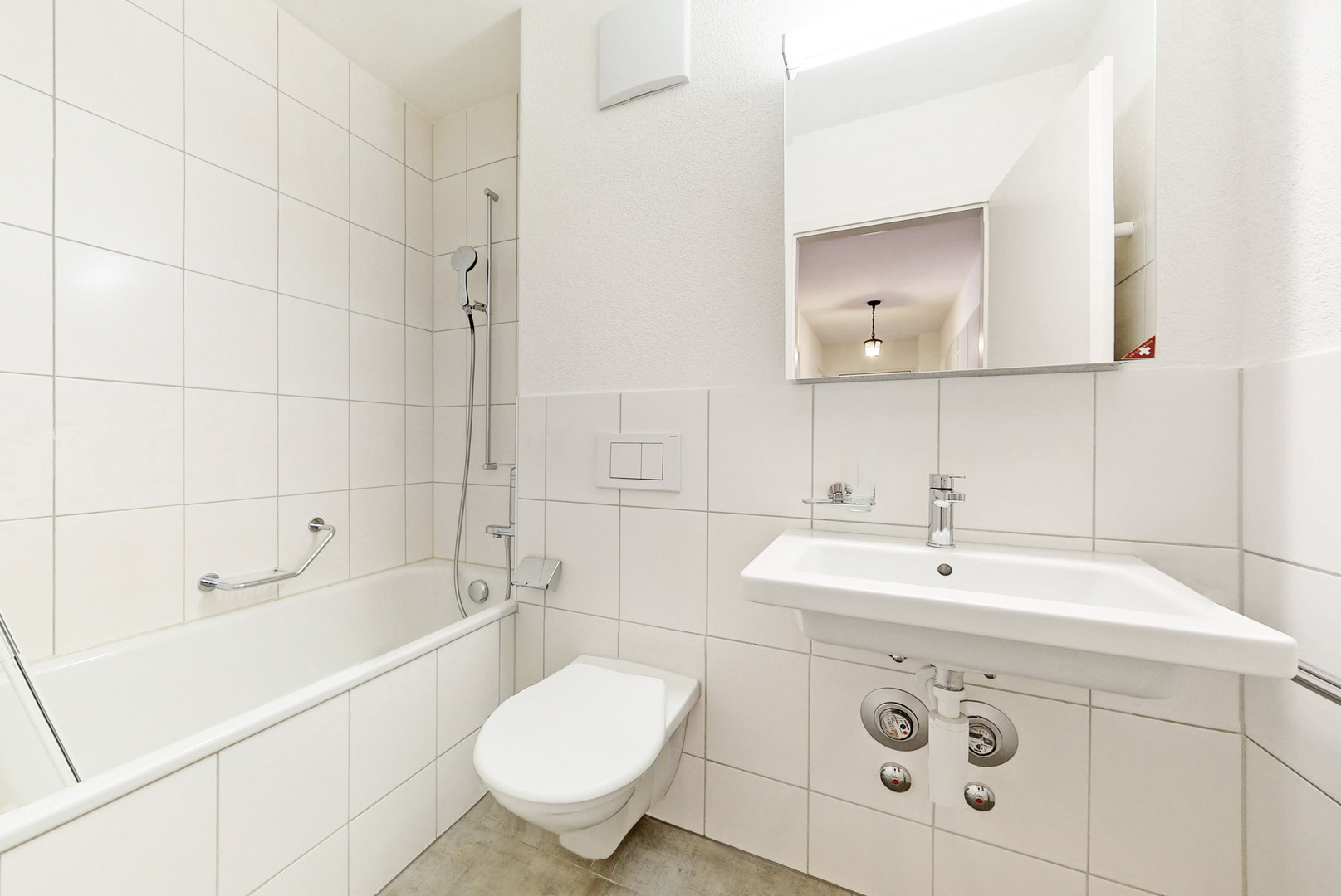 Kleines weiß gefliestes Badezimmer