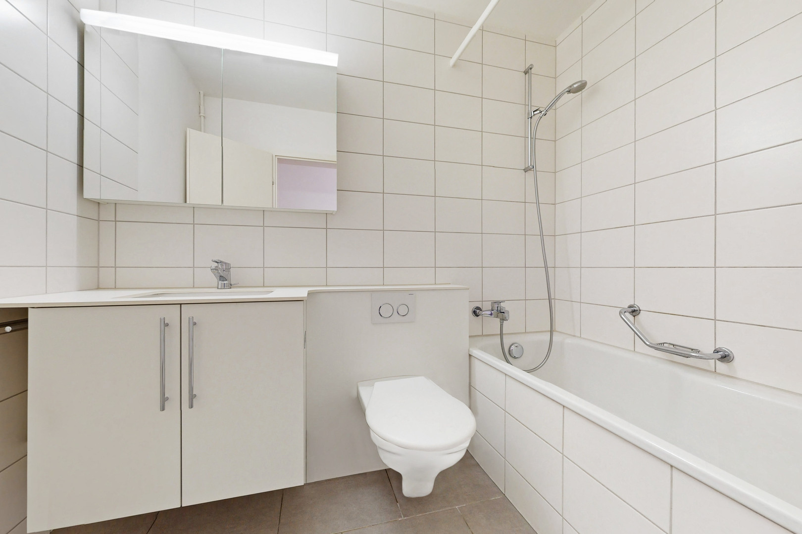 Badezimmer mit Wanne und WC