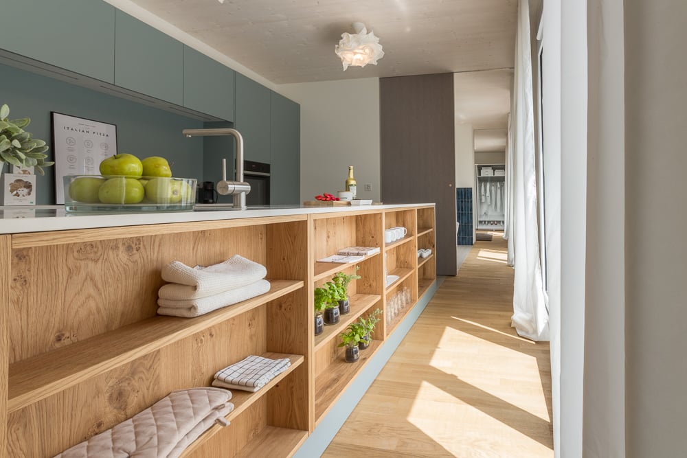 Moderne Küche mit langer Insel und Flurbereich