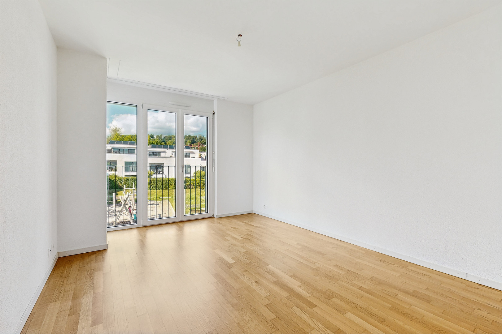 Heller leerer Wohnraum mit Balkonblick
