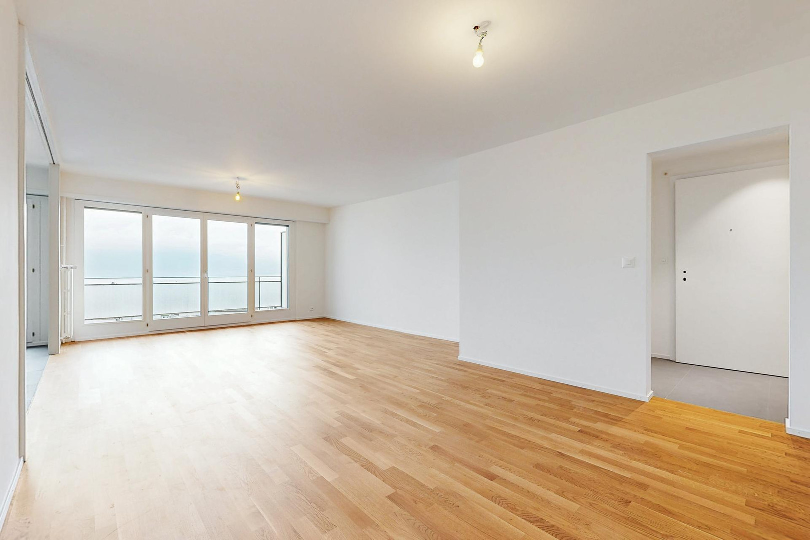 Heller leerer Wohnraum mit Balkonblick
