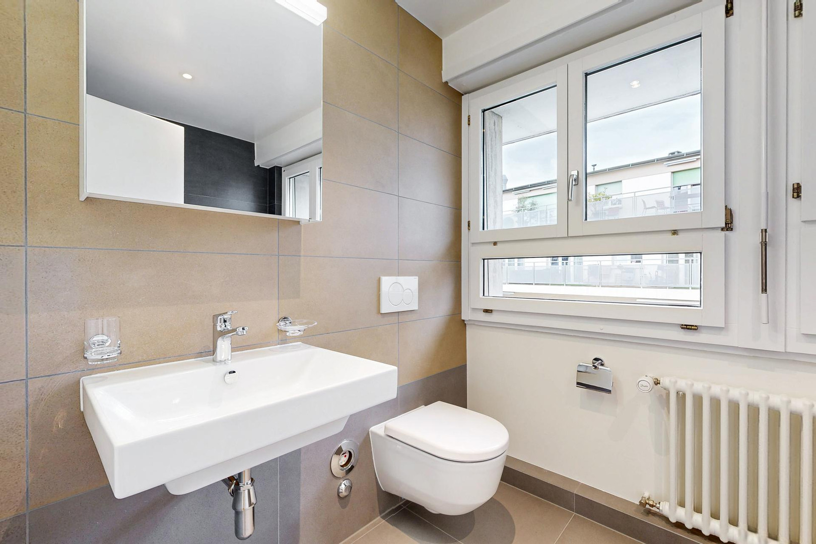 Modernes Gäste-WC mit Fenster