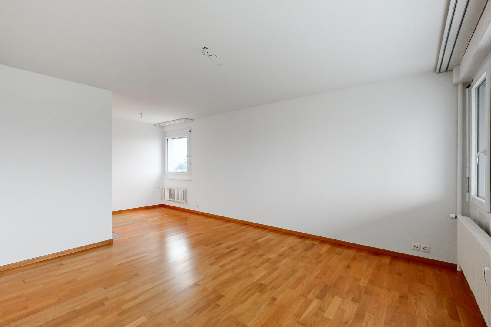 Heller leerer Wohnraum mit Holzfußboden