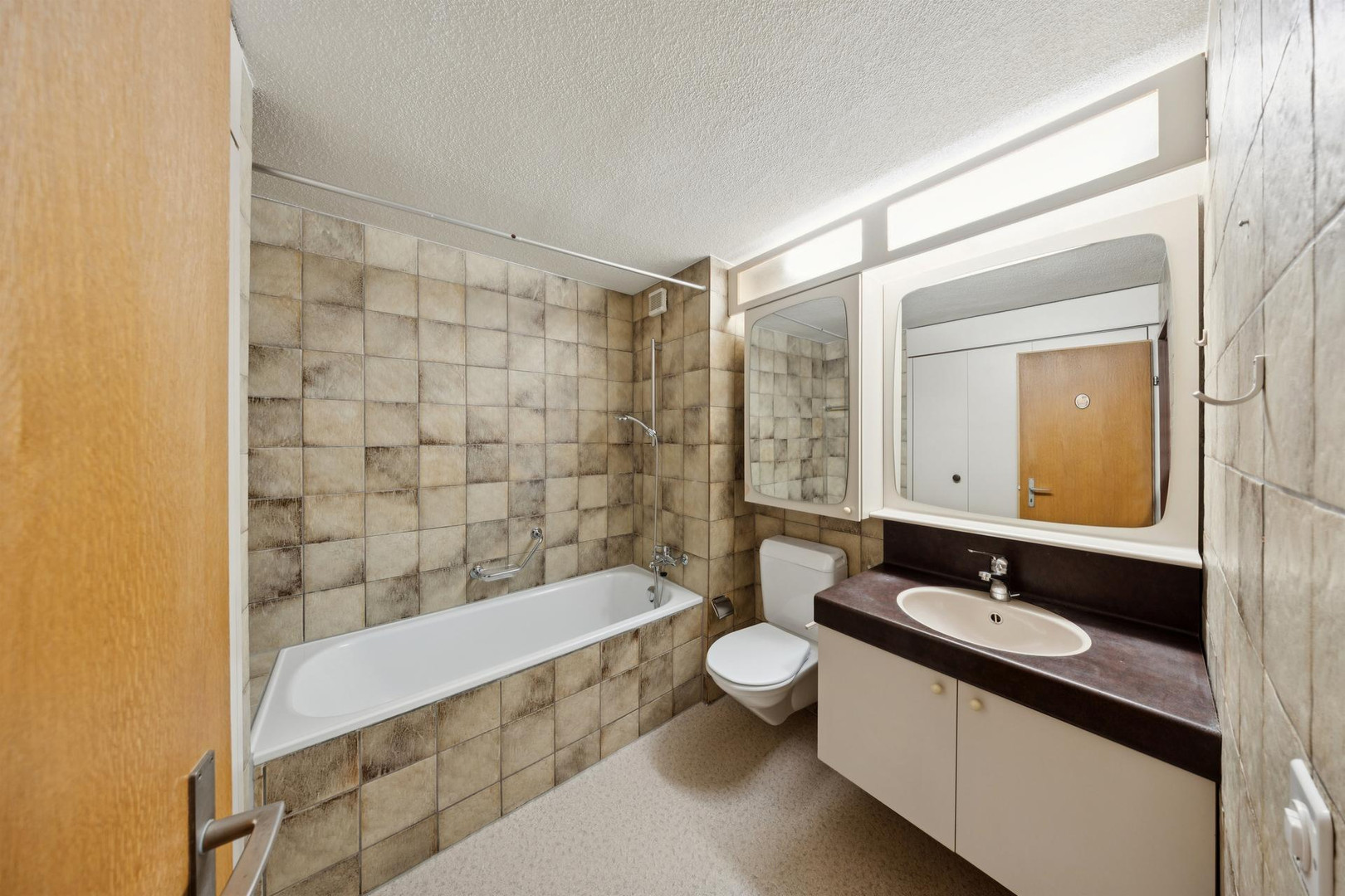 Badezimmer mit Badewanne und Waschtisch