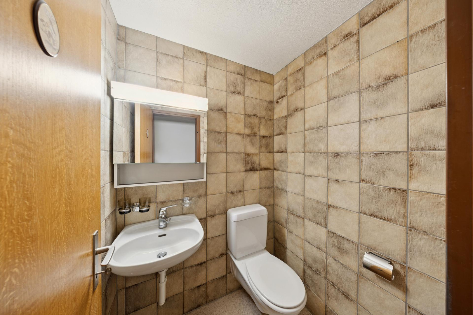 Gäste-WC mit Waschtisch und WC