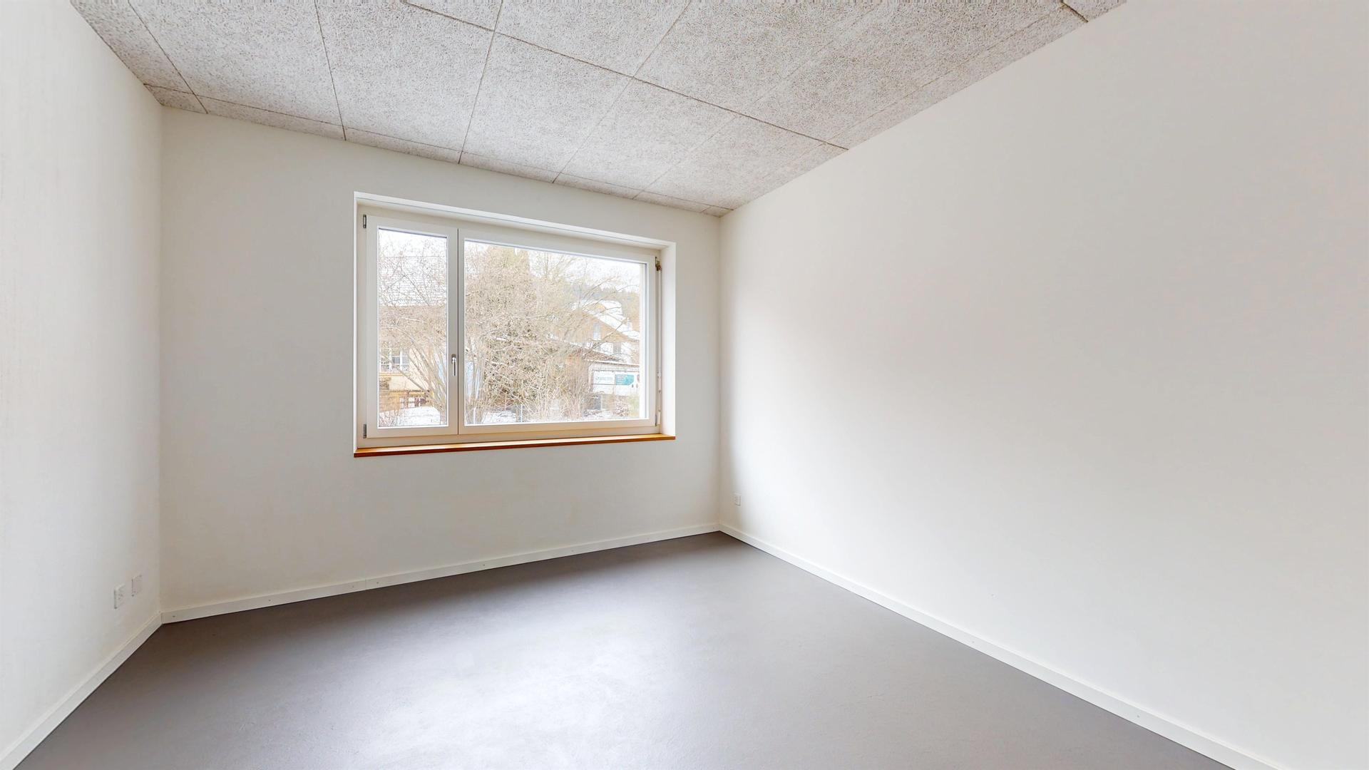 Leerer, heller Raum mit Fenster