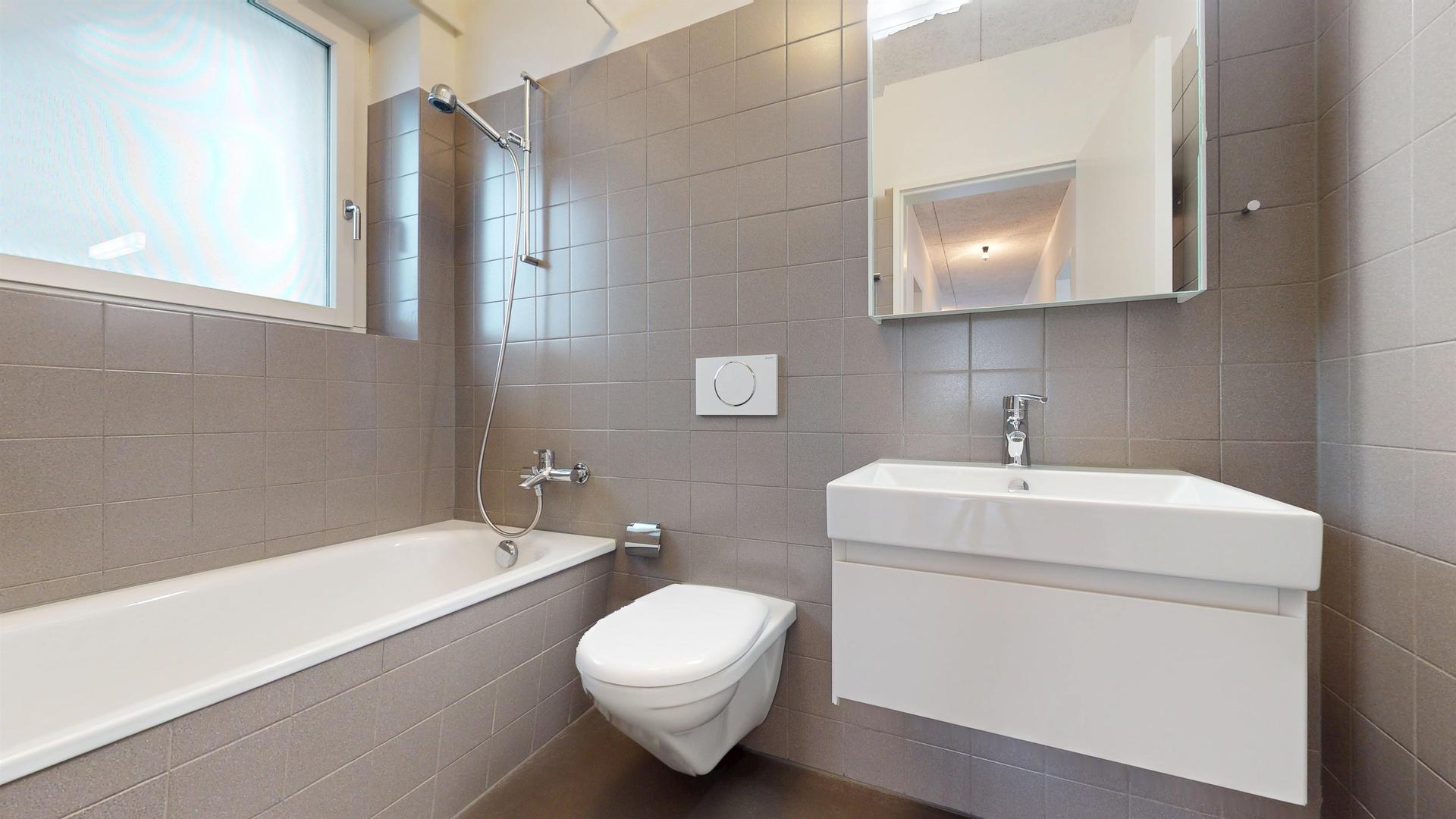 Modernes Badezimmer mit Badewanne, Dusche und Waschtisch