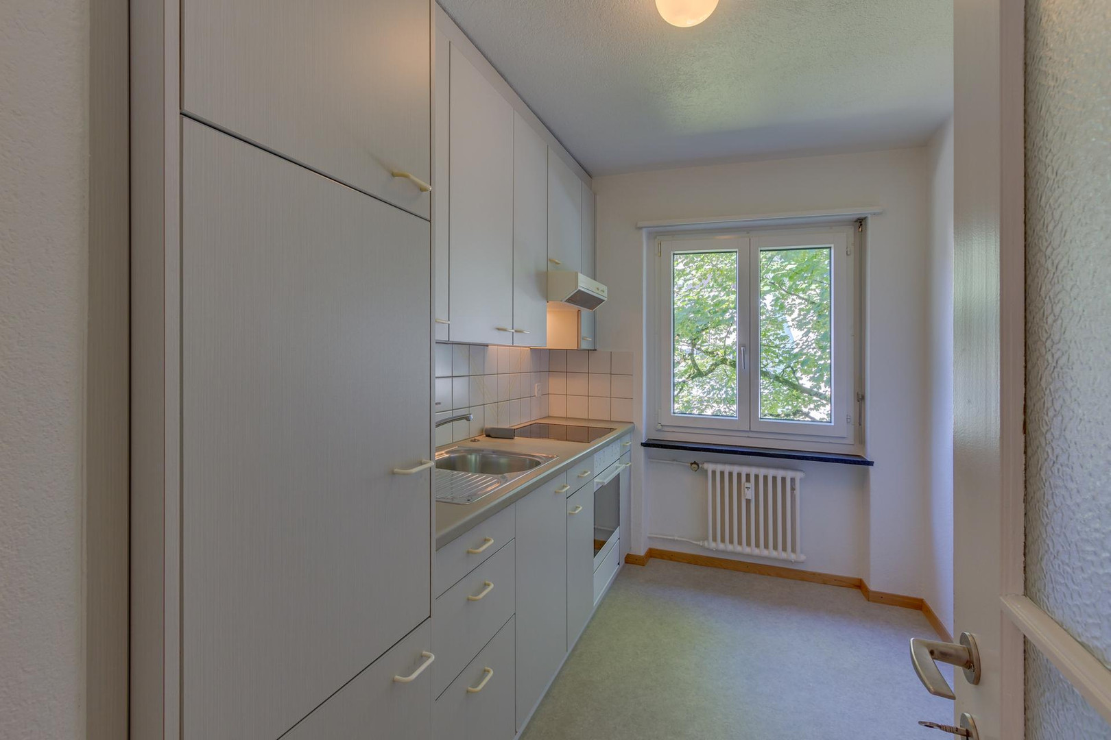 Helle schmale Küche mit Fenster