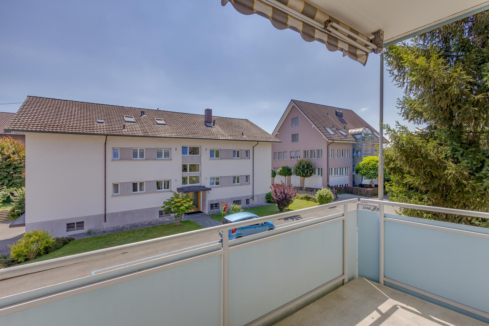 Balkonblick auf Wohngebäude