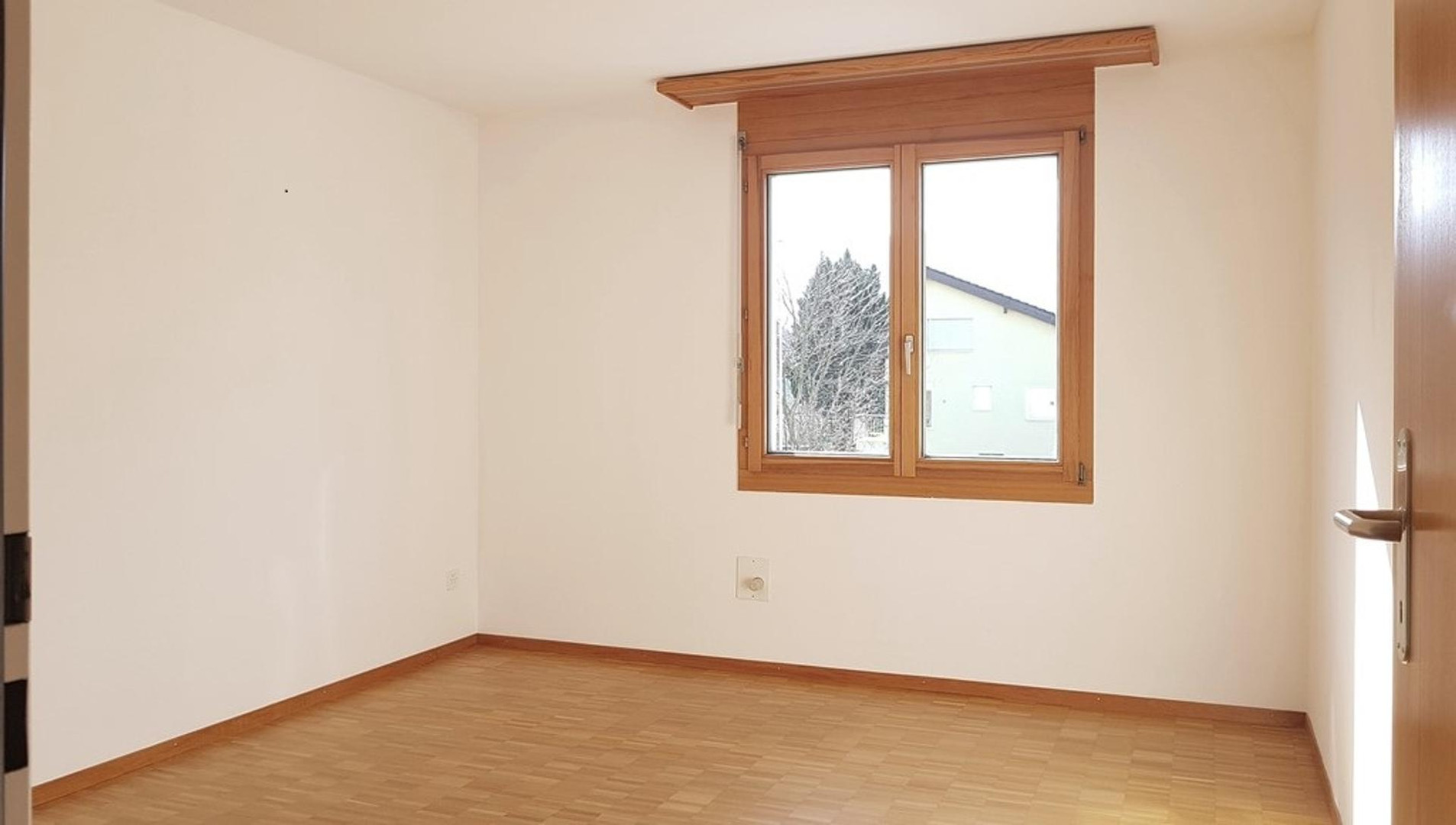 Leerer Wohnraum mit Fenster