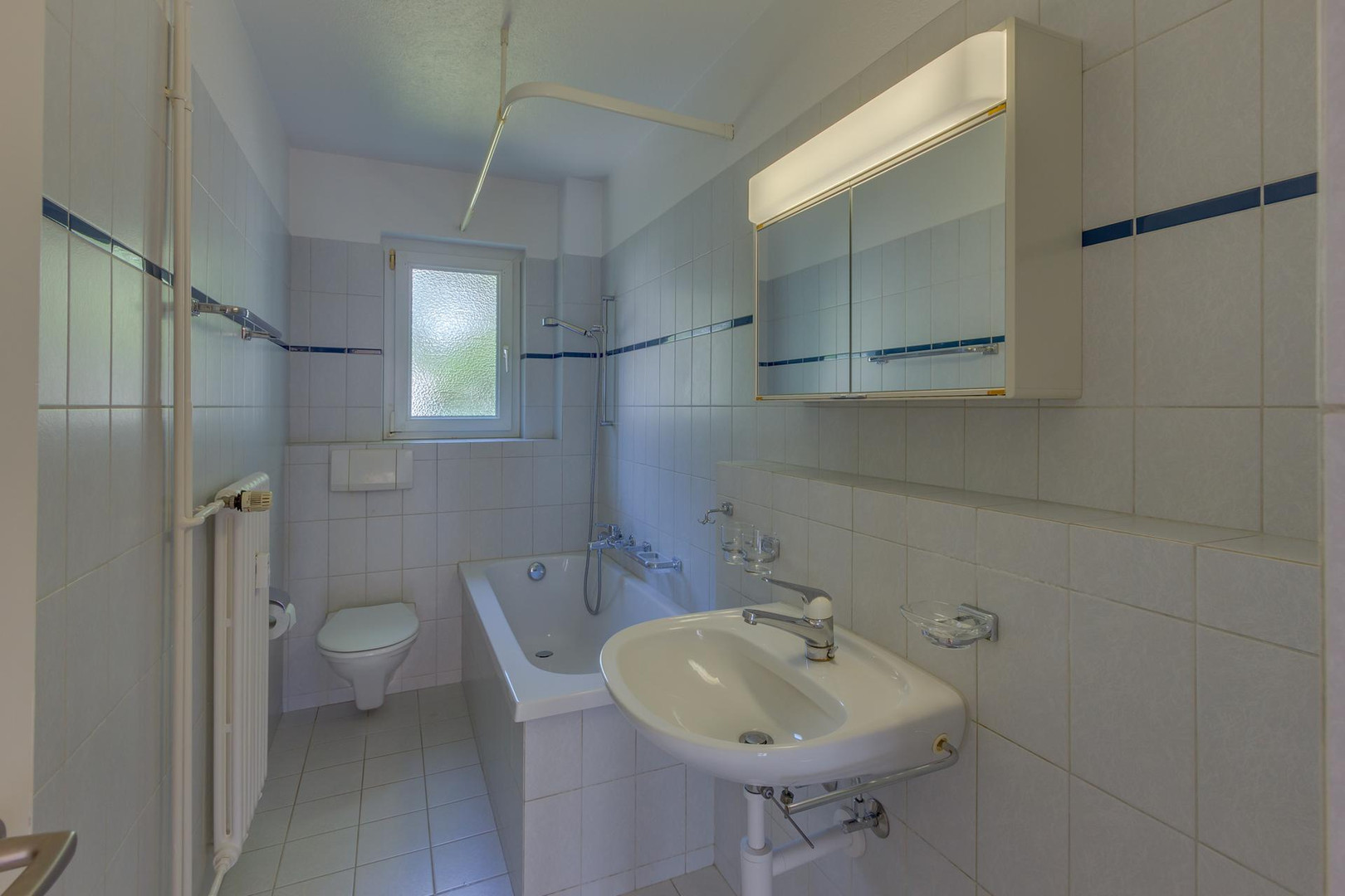 Modernes Bad mit Wanne und Waschbecken