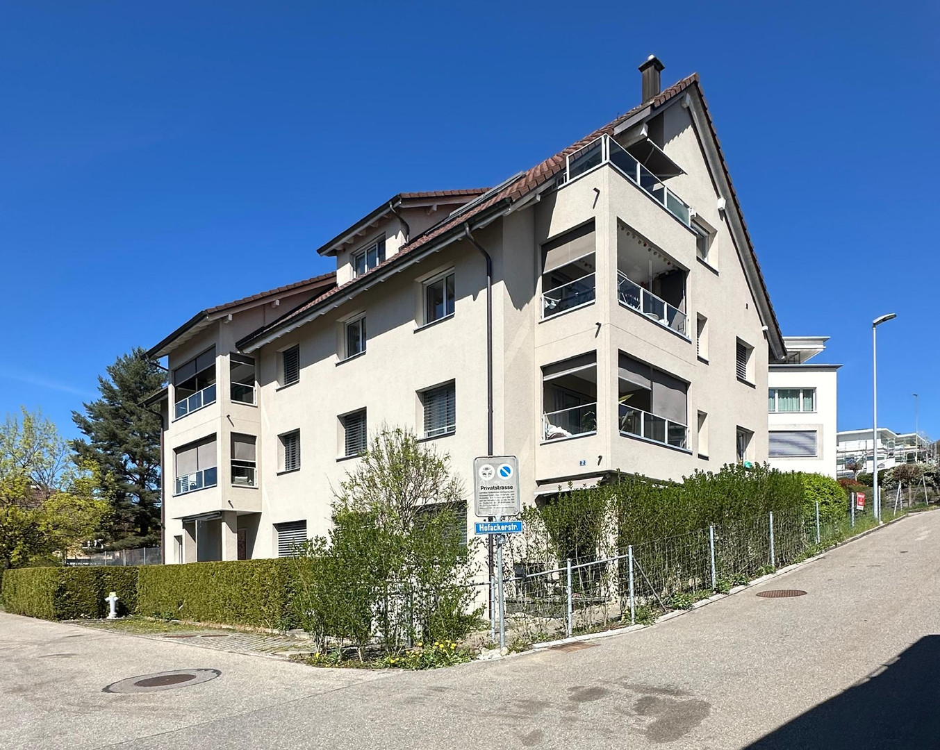 Mehrfamilienhaus an der Straßenecke