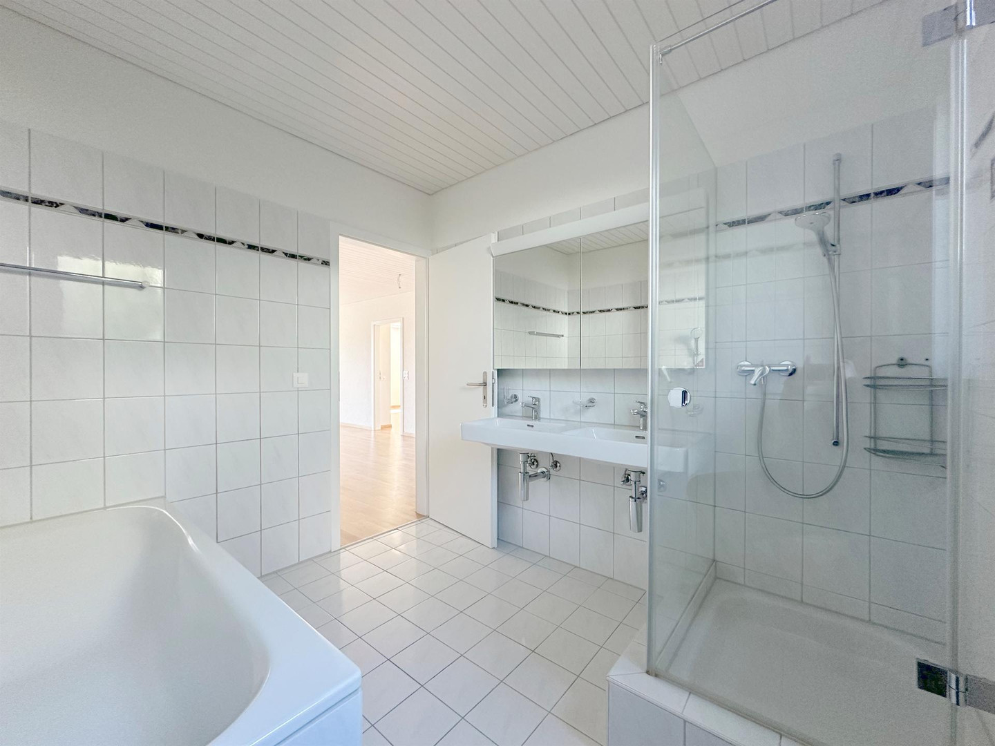 Helles Badezimmer mit Badewanne und Dusche