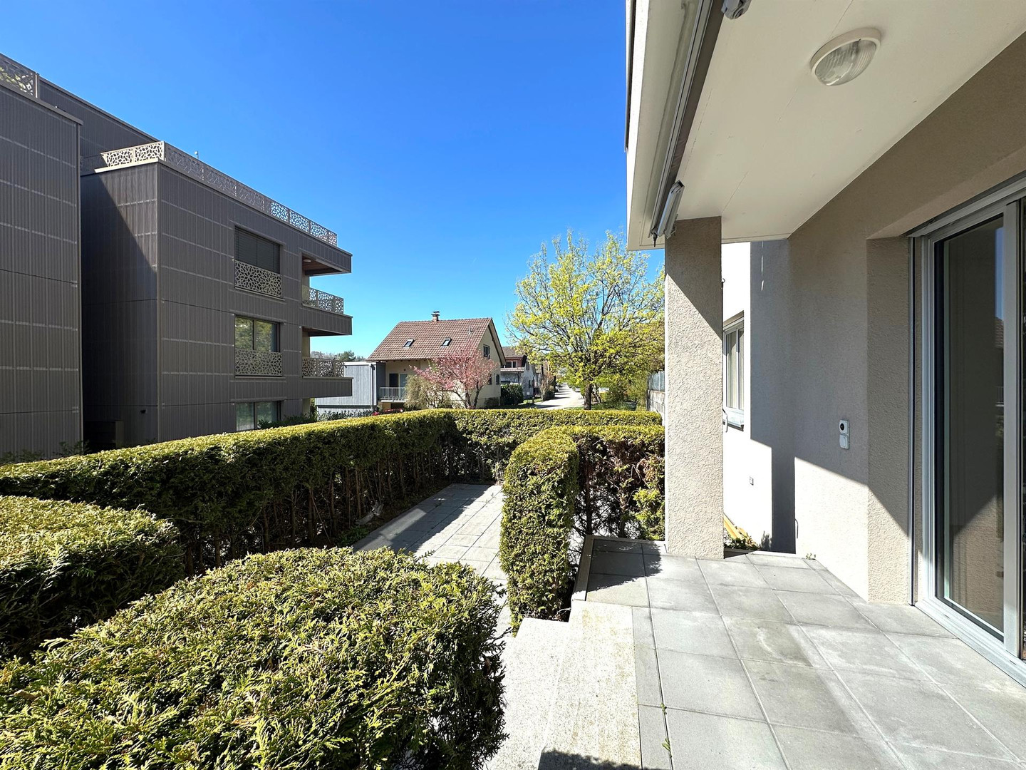 Außenansicht mit Terrasse und Wohnanlage