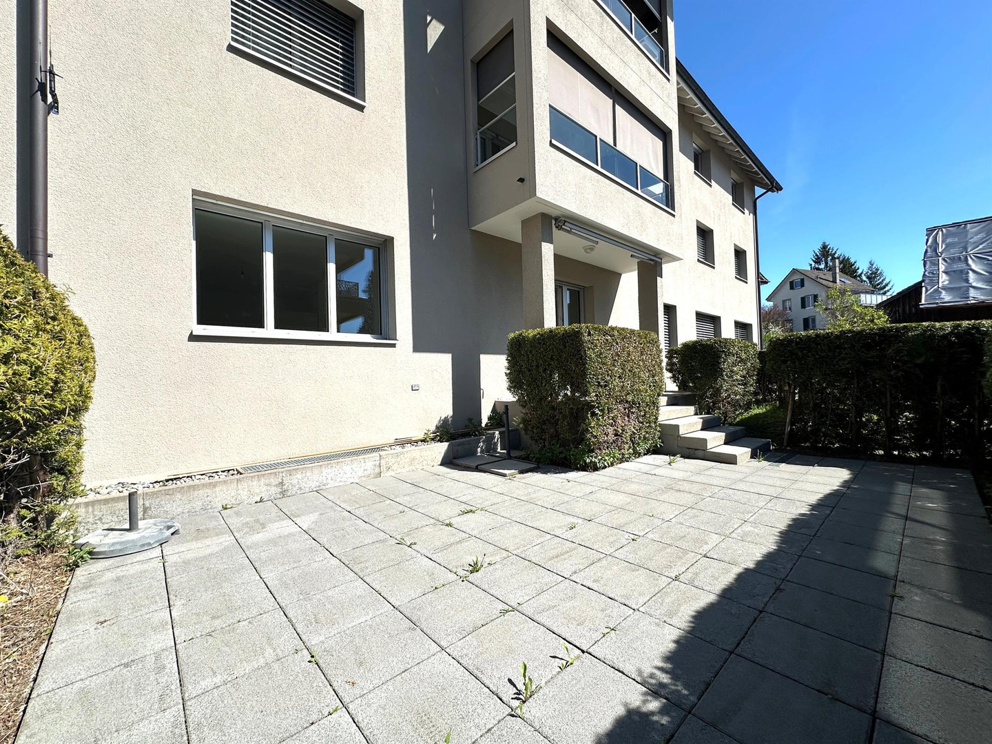 Außenansicht einer Wohnanlage mit Terrasse