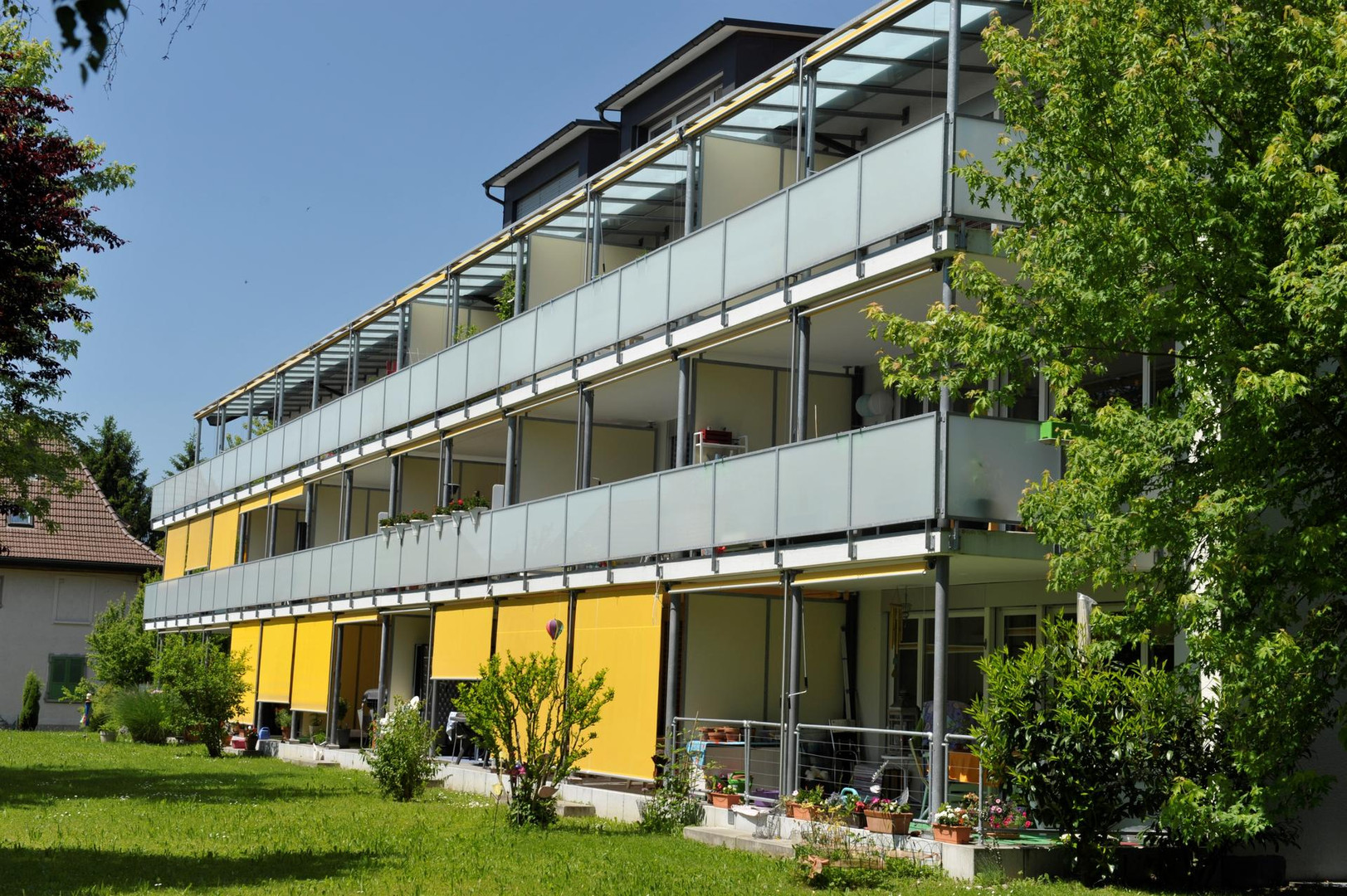Mehrfamilienhaus mit Balkonen und Garten
