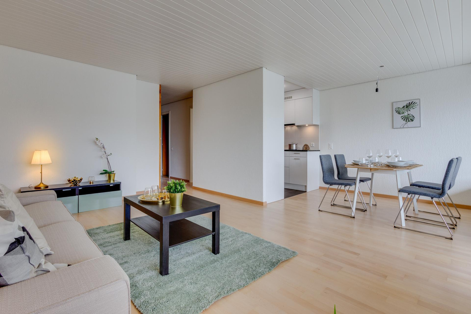 Helles, offenes Wohn-Esszimmer mit integrierter Küche