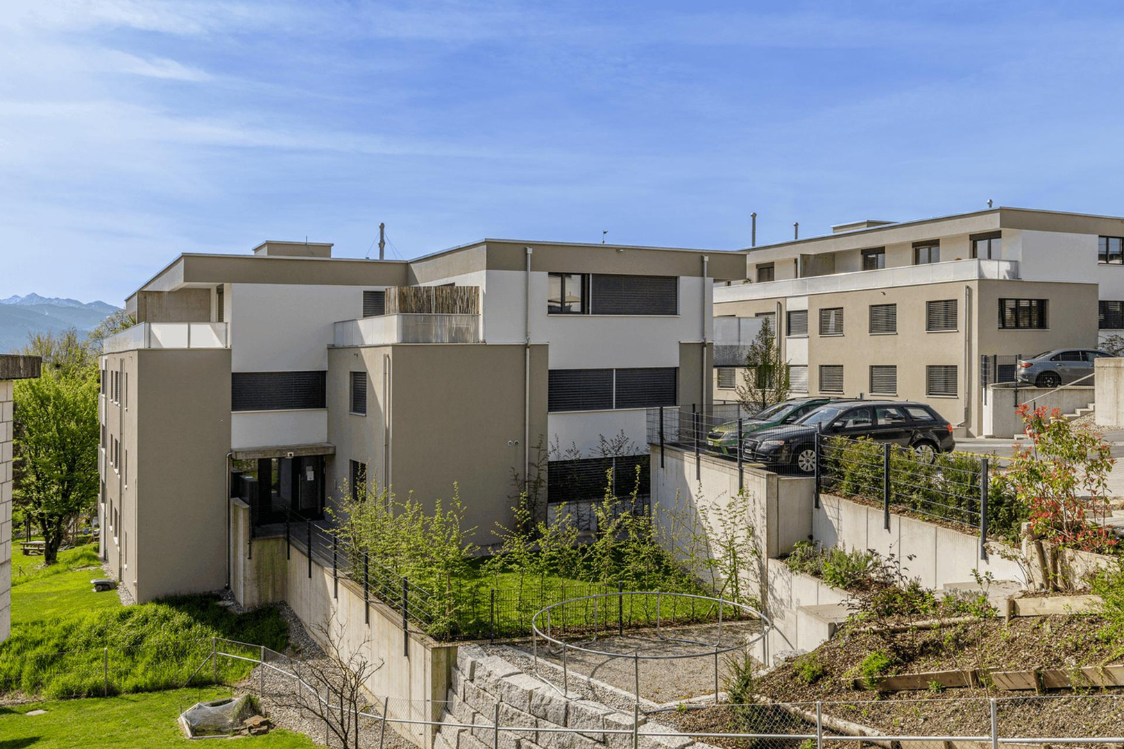Moderne Wohnanlage mit Terrassen und Bergblick