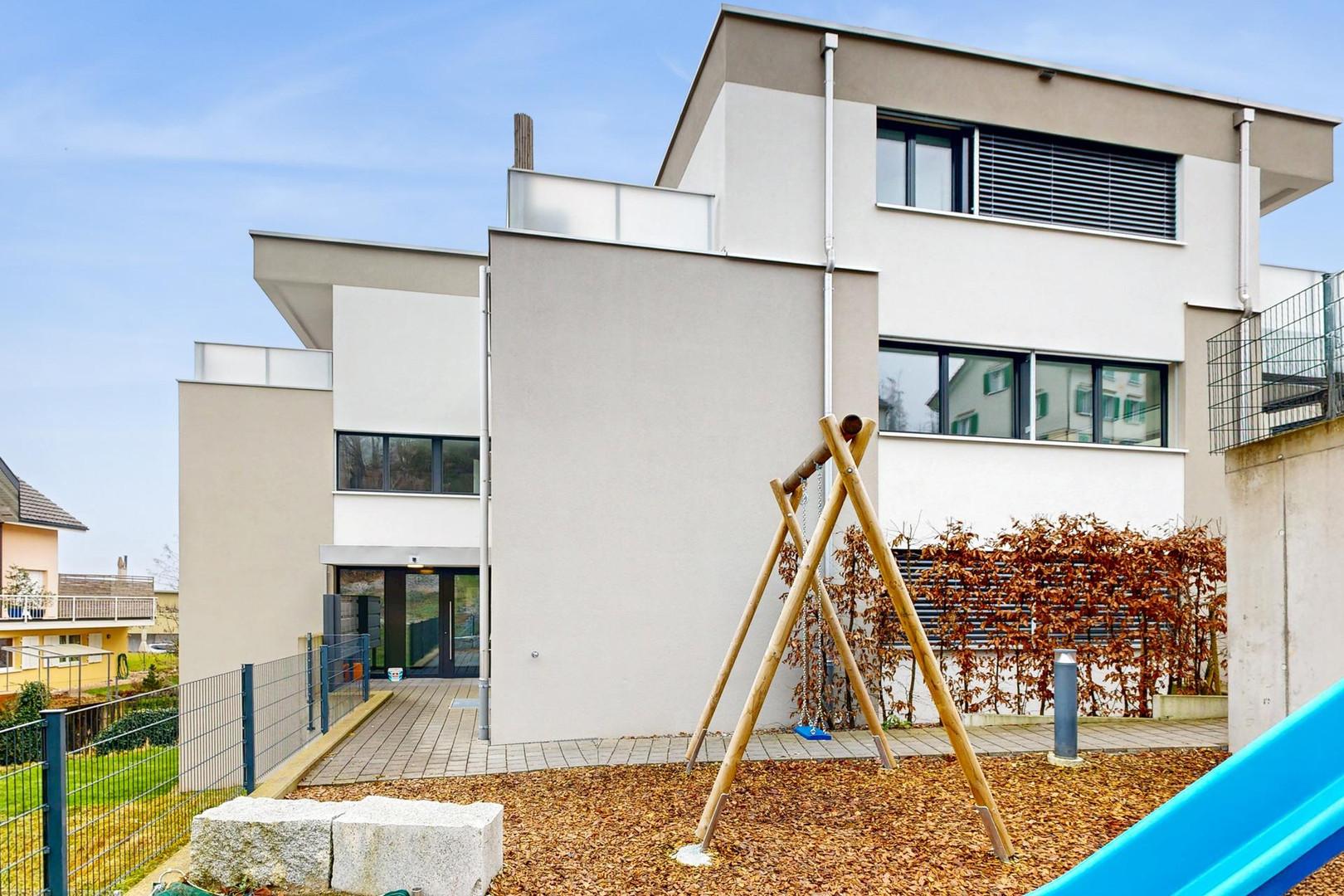 Moderne Wohnhausfassade mit Garten