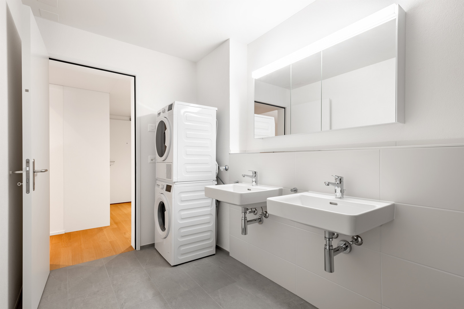 Moderne Waschküche mit Doppelwaschbecken