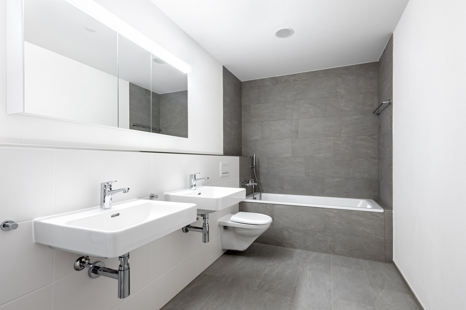 Modernes Badezimmer mit Doppelwaschbecken und Badewanne