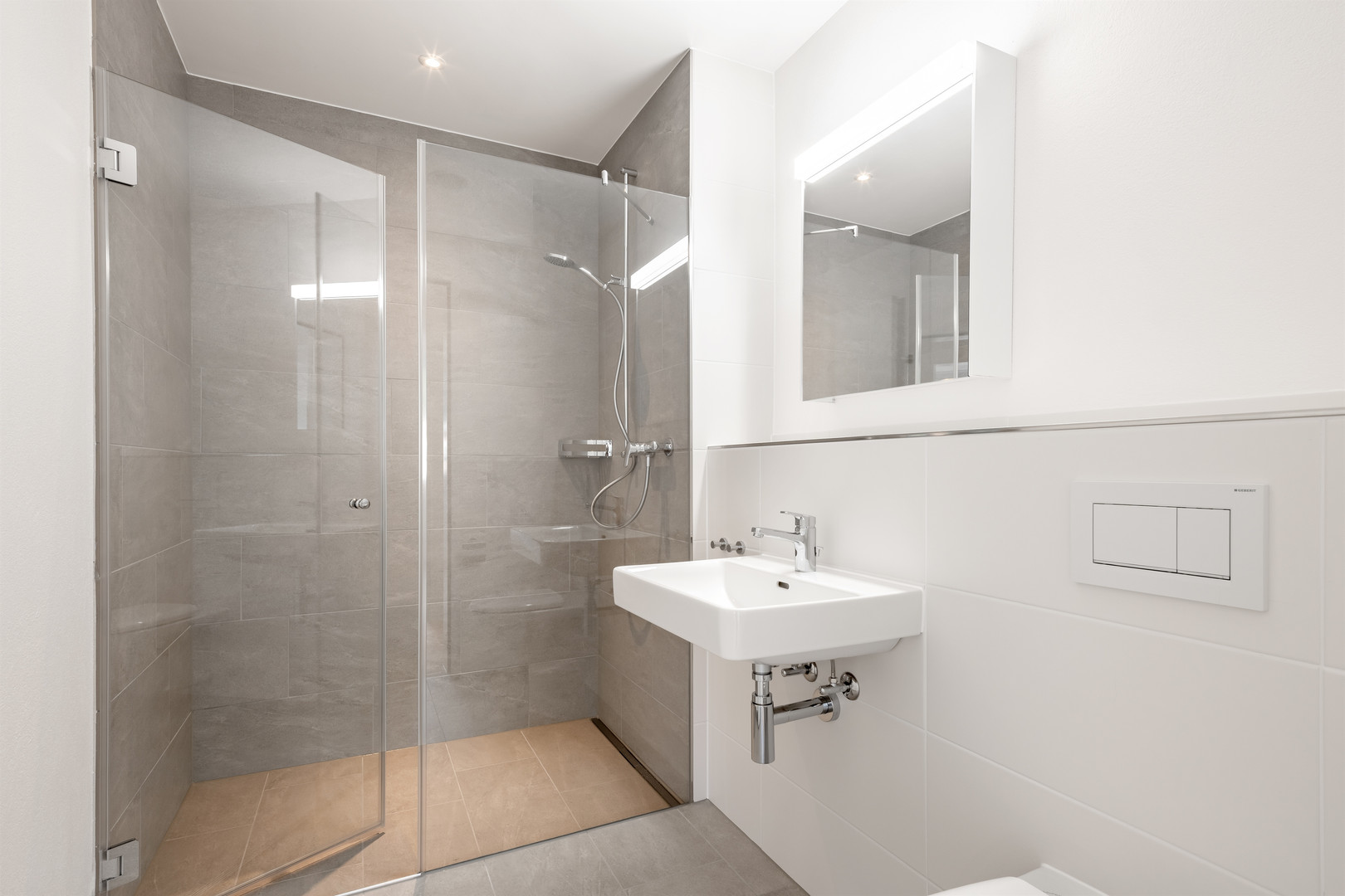 Modernes Duschbad mit Waschbecken