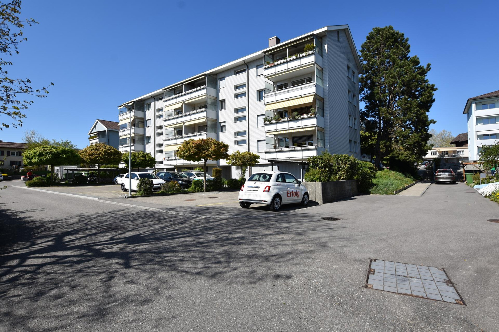 Mehrfamilienhaus mit Außenanlage und Stellplätzen