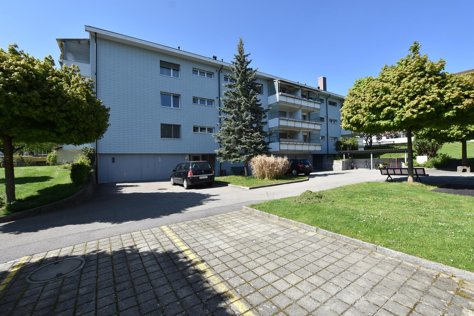 Mehrfamilienhaus mit Außenanlage