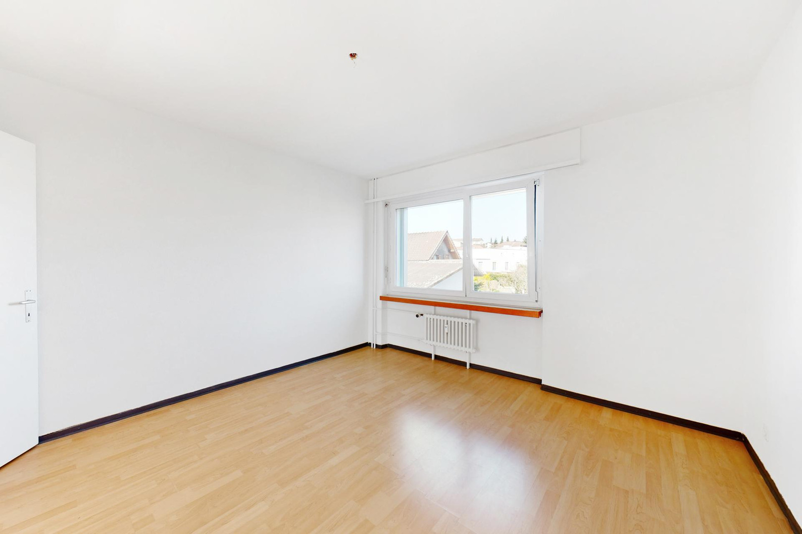 Heller leerer Raum mit Fenster