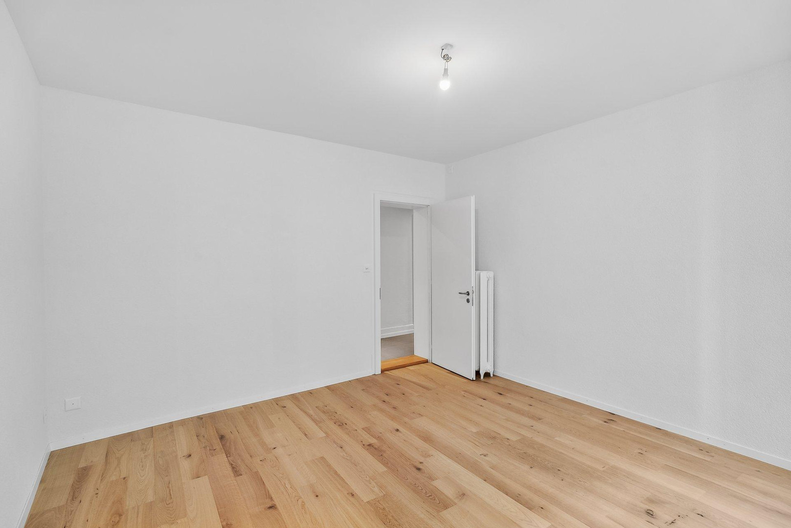 Leerer, frisch renovierter Raum