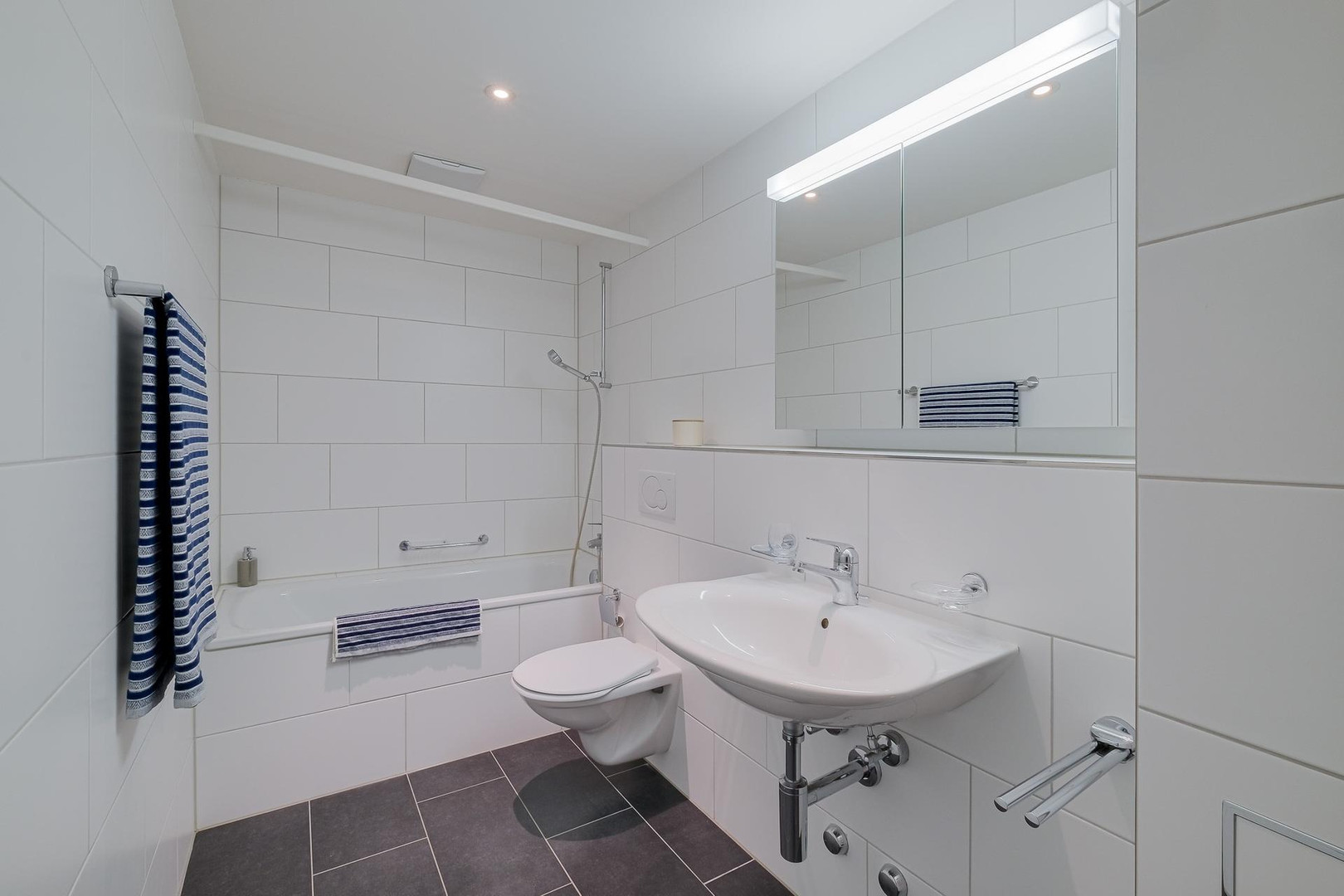 Modernes Badezimmer mit Badewanne und Waschbecken