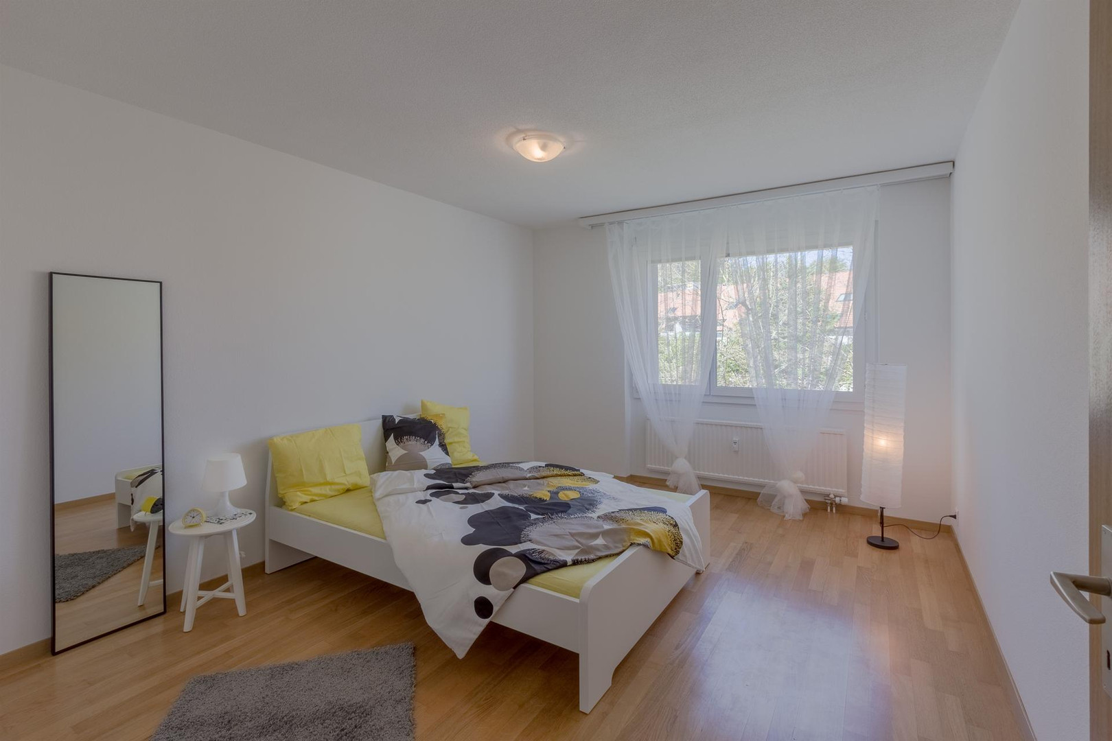 Helles Schlafzimmer mit schlichter Einrichtung