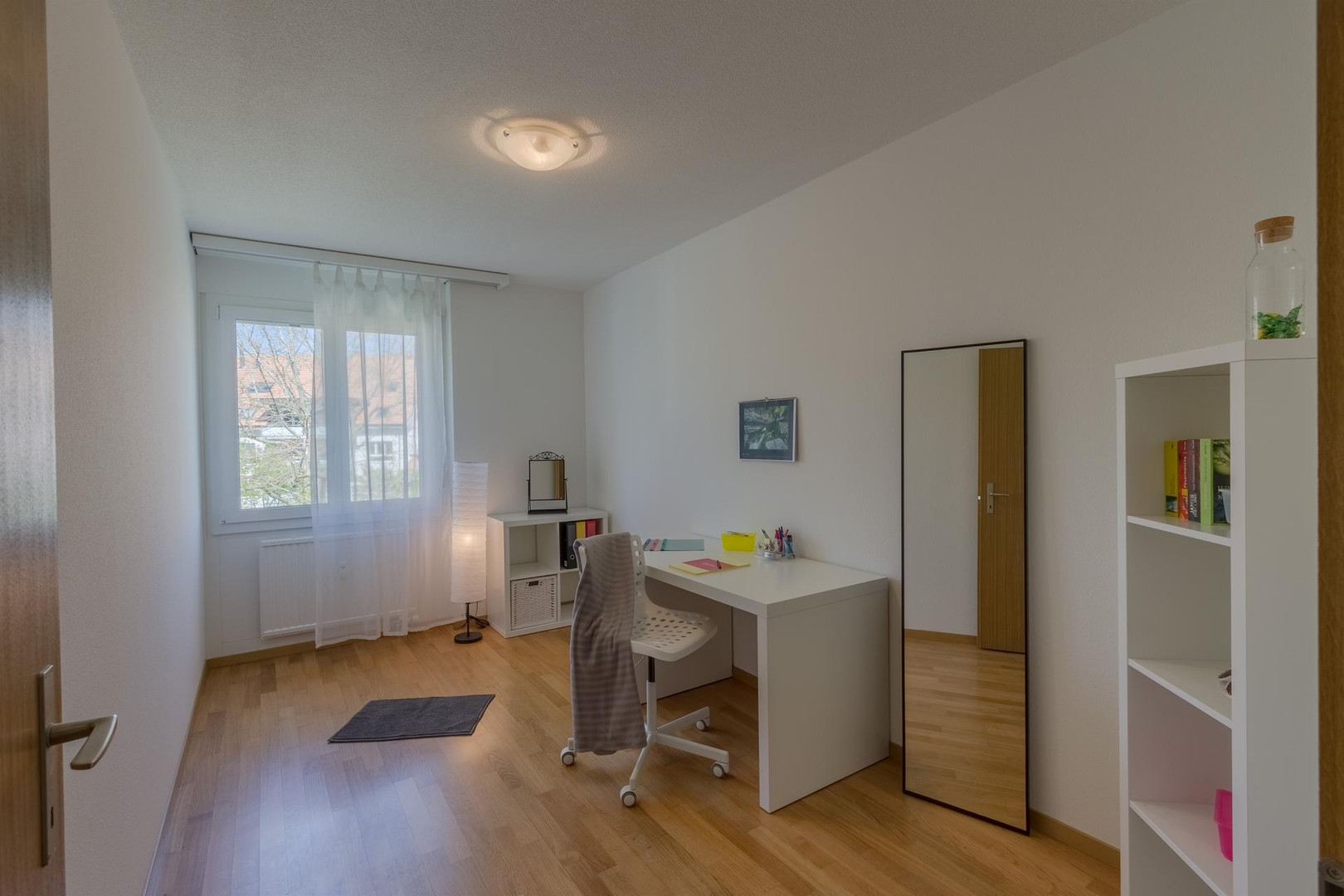 Helles Arbeitszimmer mit Schreibtisch