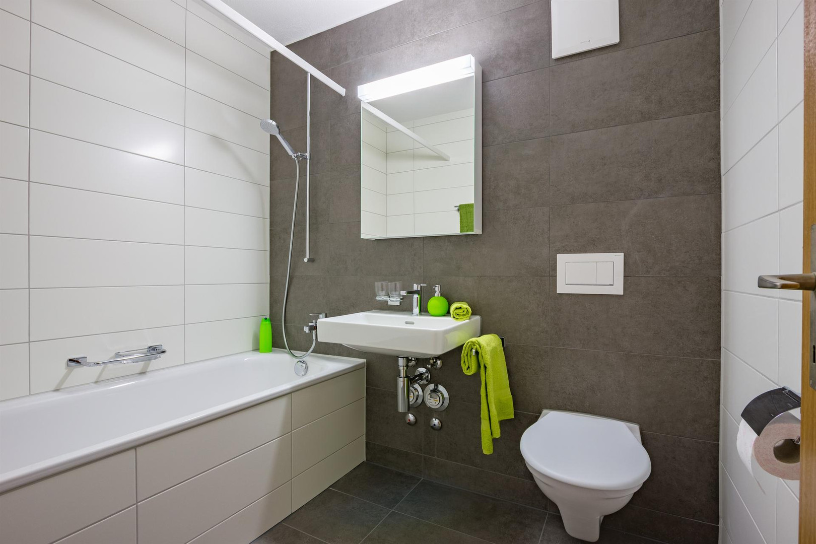 Modernes Badezimmer mit Badewanne, Dusche und wandhängendem WC