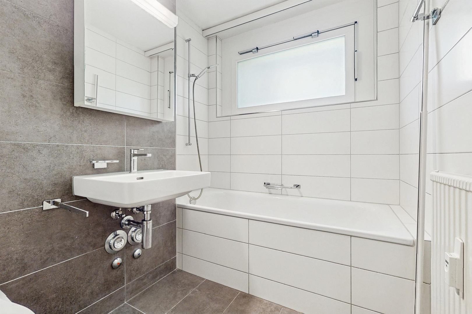 Modernes Badezimmer mit Badewanne und Wandwaschbecken