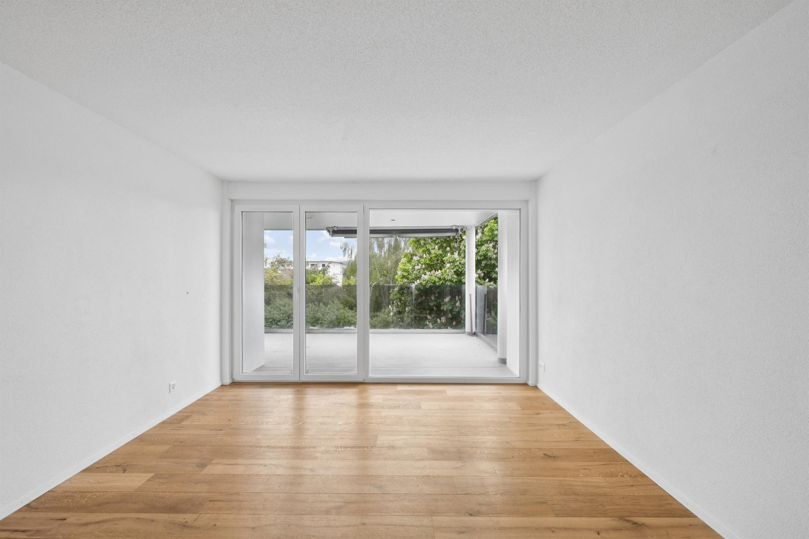 Leerer heller Raum mit Balkonzugang