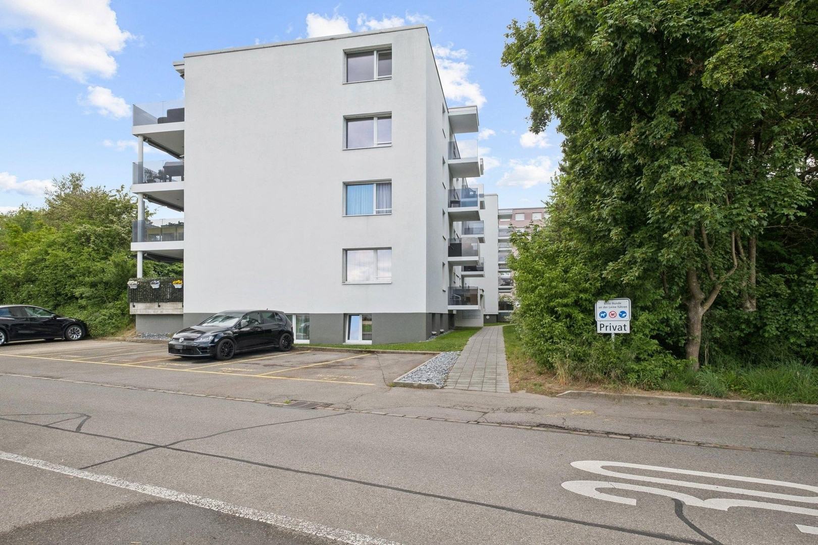 Modernes Mehrfamilienhaus mit Balkonen