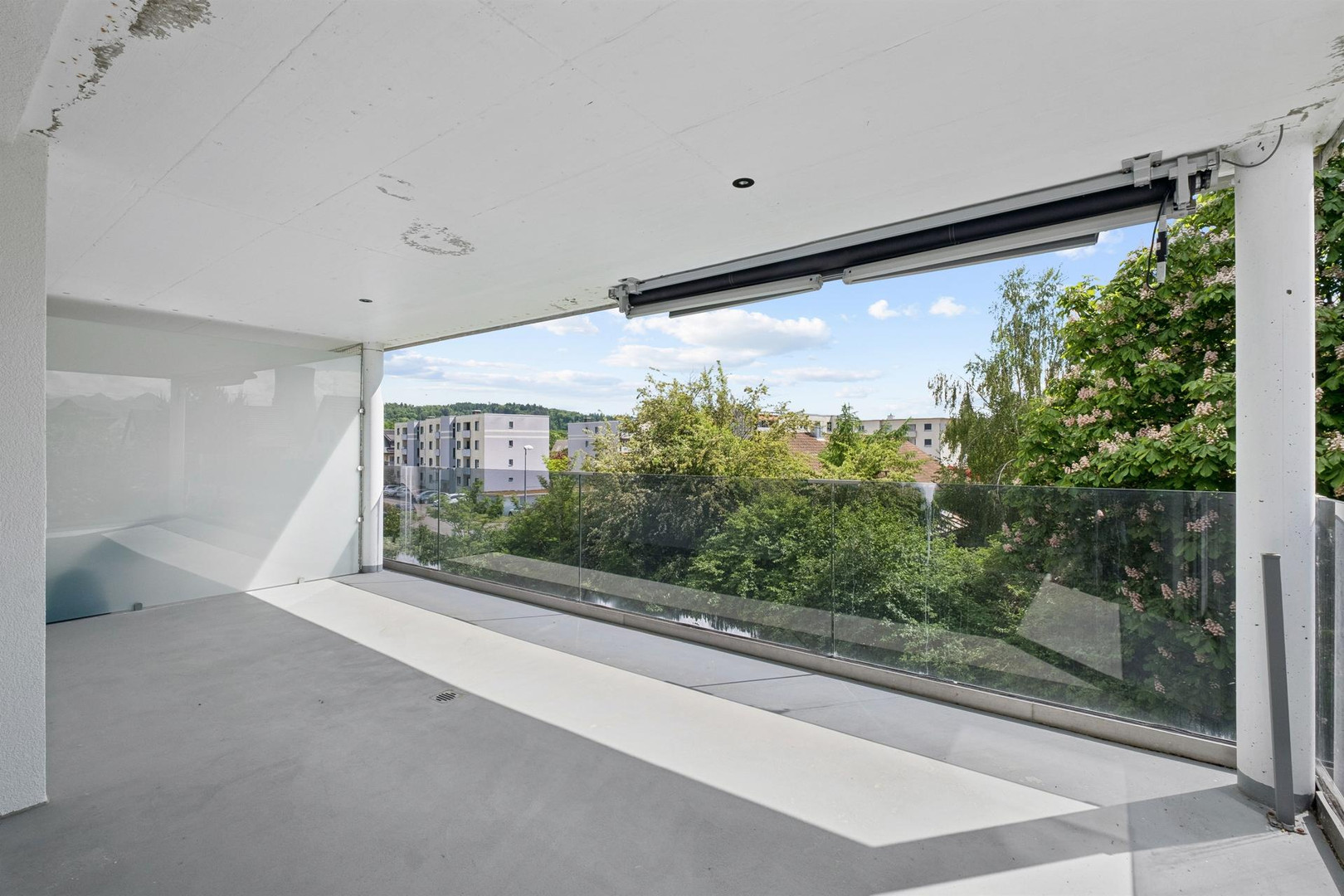 Überdachter Balkon mit Glasgeländer