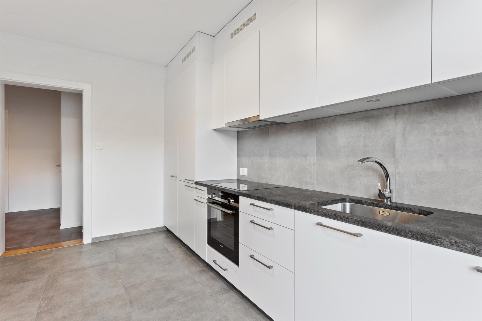 Moderne Einbauküche mit weißen Fronten