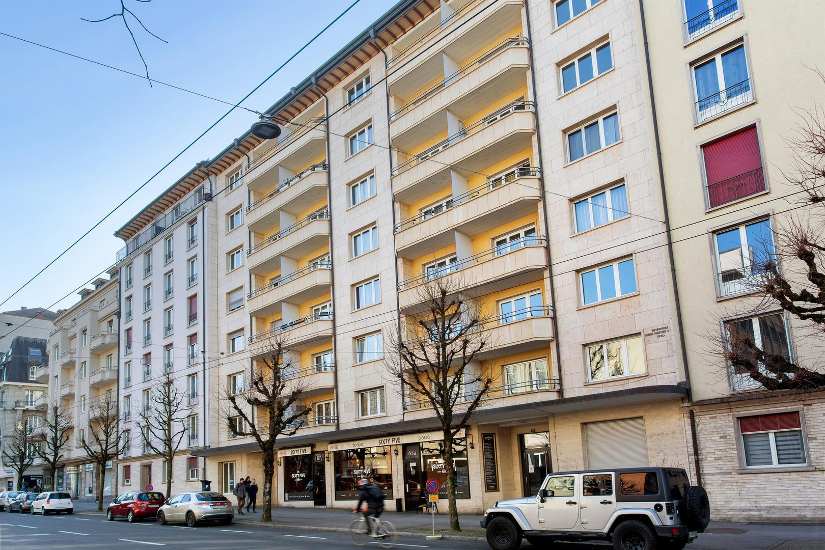Straßenansicht eines mehrstöckigen Wohn- und Geschäftshauses