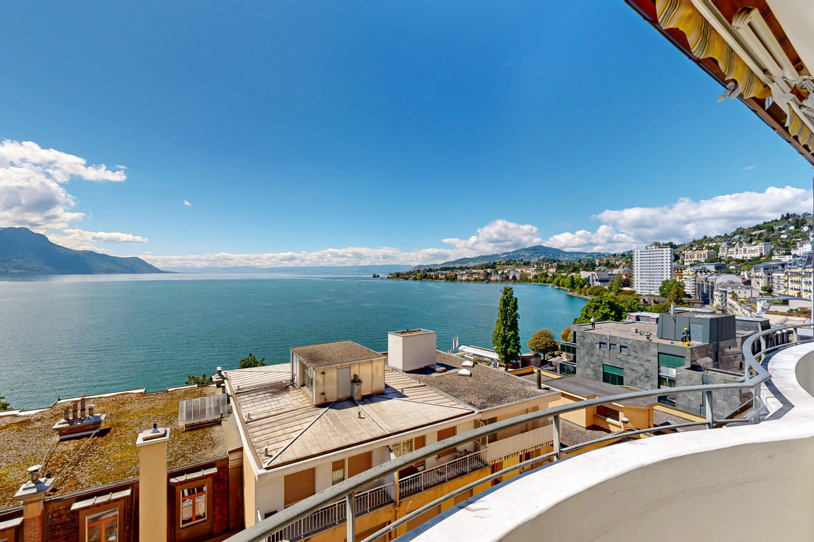 Seeblick von einem Balkon