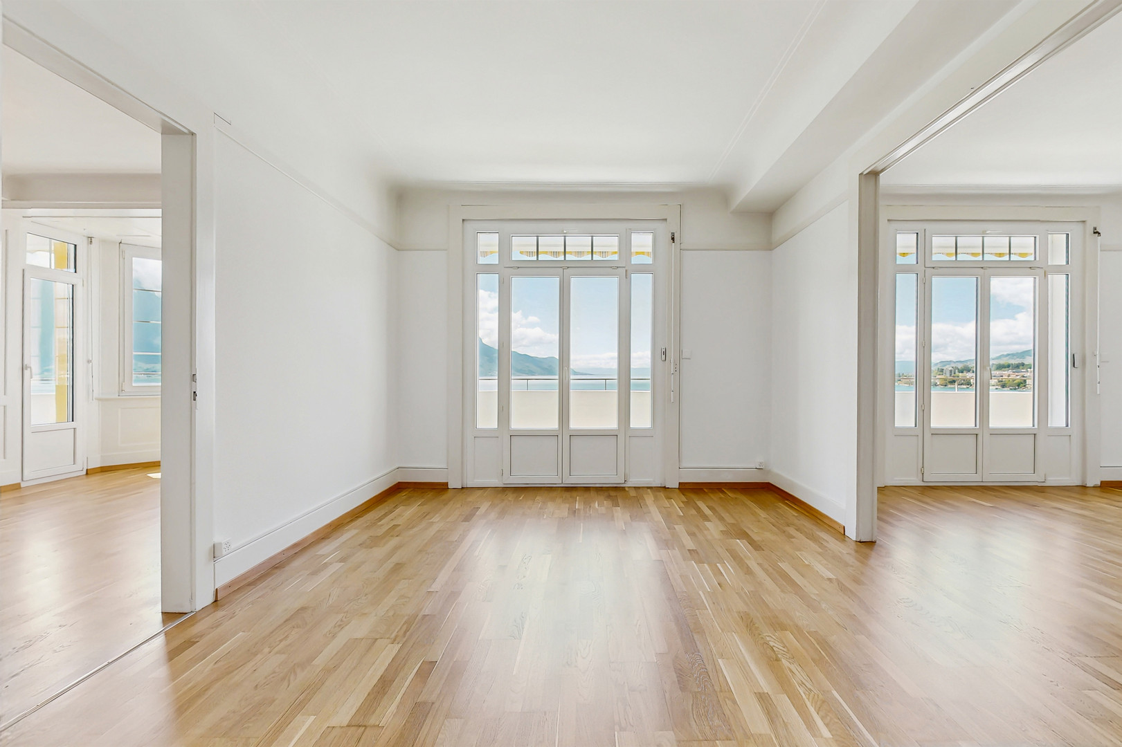 Heller Wohnraum mit Meerblick