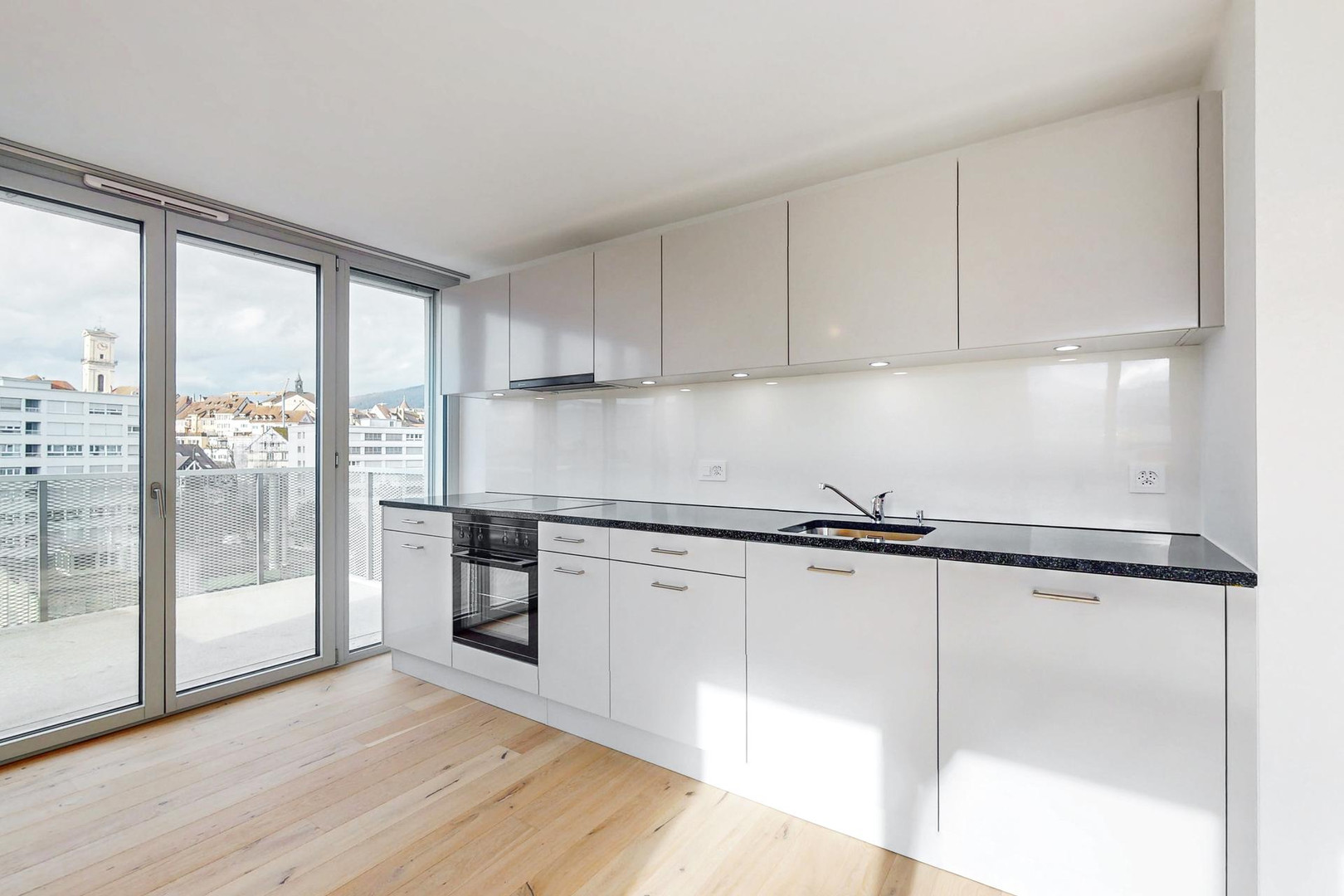 Moderne Einbauküche mit Balkonblick