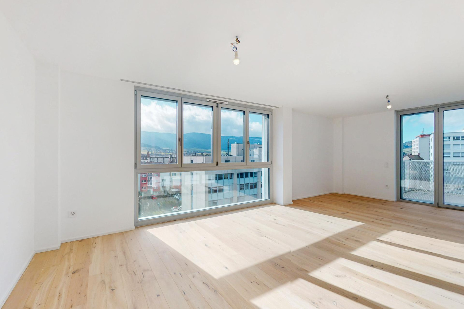 Heller leerer Wohnraum mit großer Aussicht